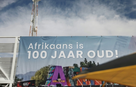 Un panneau à l'entrée du  Nampo affichant que les Afrikaners sont depuis 100 ans à ce salon agricole à Bothaville (140 kms au sud-ouest de  Johannesbourg), le 15 mai 2025 ( AFP / Paul Botes )