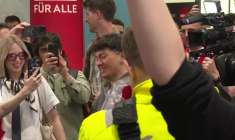 JJ, vainqueur de l'Eurovision, arrive en Autriche après sa victoire