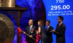 Robin Zeng et Paul Chan assistent à la cérémonie d'introduction en bourse de CATL à la Bourse de Hong Kong