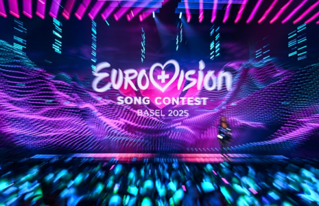 Le logo de l'Eurovision à la St. Jakobshalle de Bâle, le 14 mai 2025 en Suisse ( AFP / Fabrice COFFRINI )